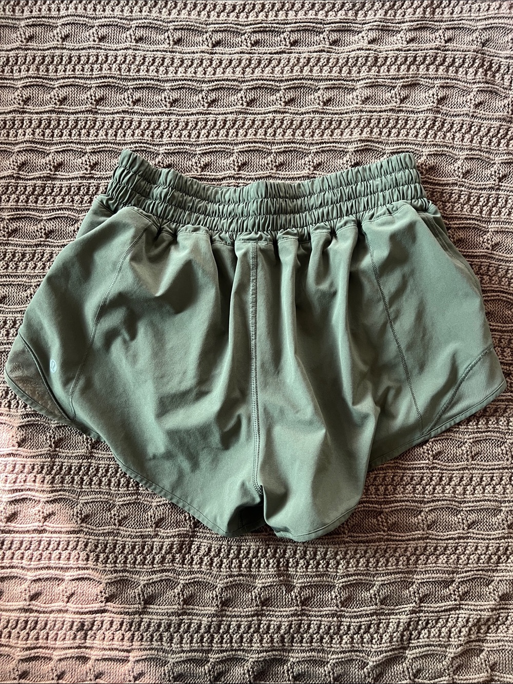 Lululemon Hotty Hot HR lined short 2.5” - Picture 2 of 3